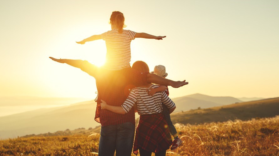 Familj i solnedg�ng